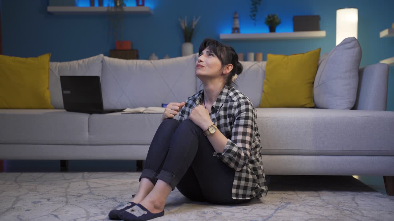 자기 자신에게 화를 내고 결함이 있는 여성.