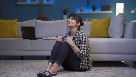 la mujer que está enojada consigo misma y tiene defectos.