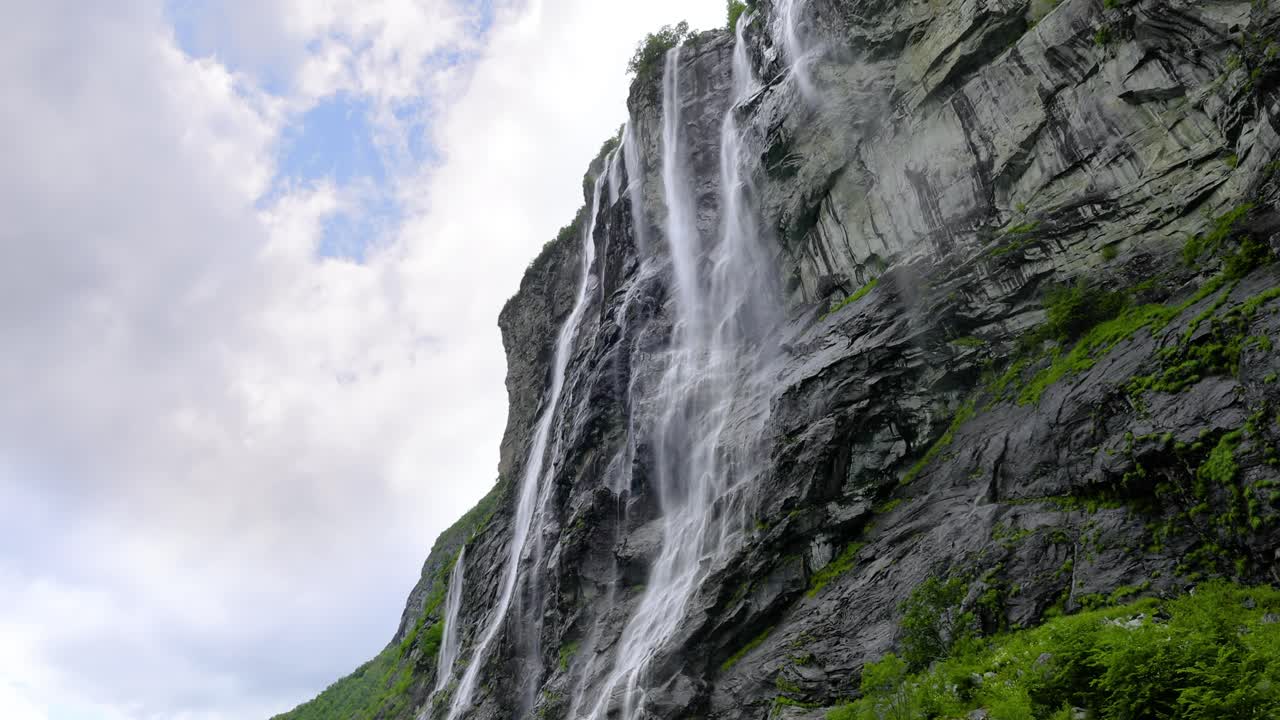 el fiordo de geiranger, la cascada de las siete hermanas, la hermosa naturaleza, el paisaje natural de noruega.