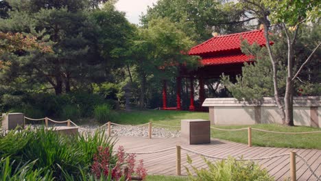 toma constante del parque jacques chirac de los 5 continentes con monumento de arquitectura china en levallois, francia