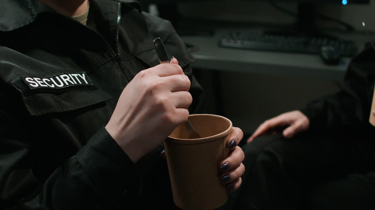 휴식 중인 안전 경비원