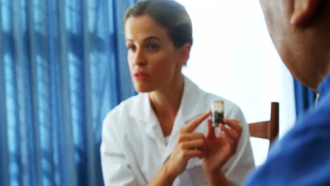 médico explicando la medicina a las personas mayores 4k
