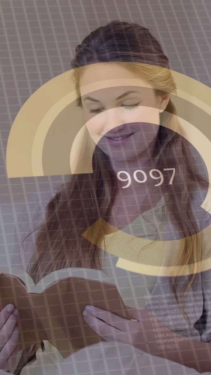 Vídeo vertical: Mulher segurando livro, lendo com HUD binário, anéis coletando dados sobre o livro.