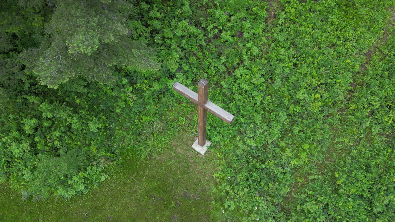 숲의 사막 한가운데에 있는 예수 십자가의 공중 사진