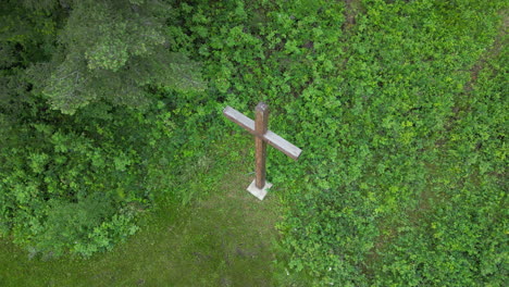 Vista-Aérea-De-Una-Cruz-De-Jesús-En-Medio-Del-Bosque-Desierto