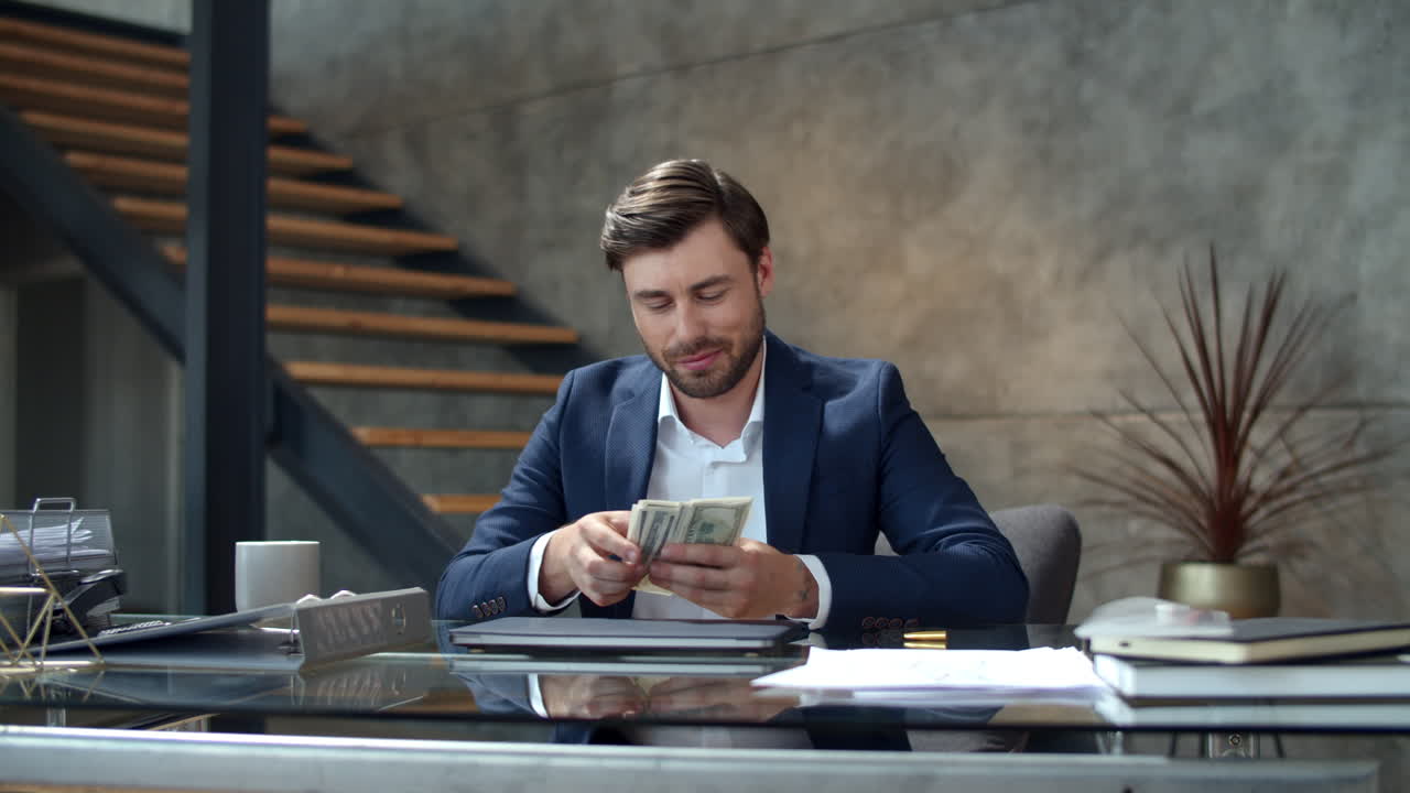 счастливый бизнесмен выбрасывает деньги в офисе. человек радуется хорошей сделке.