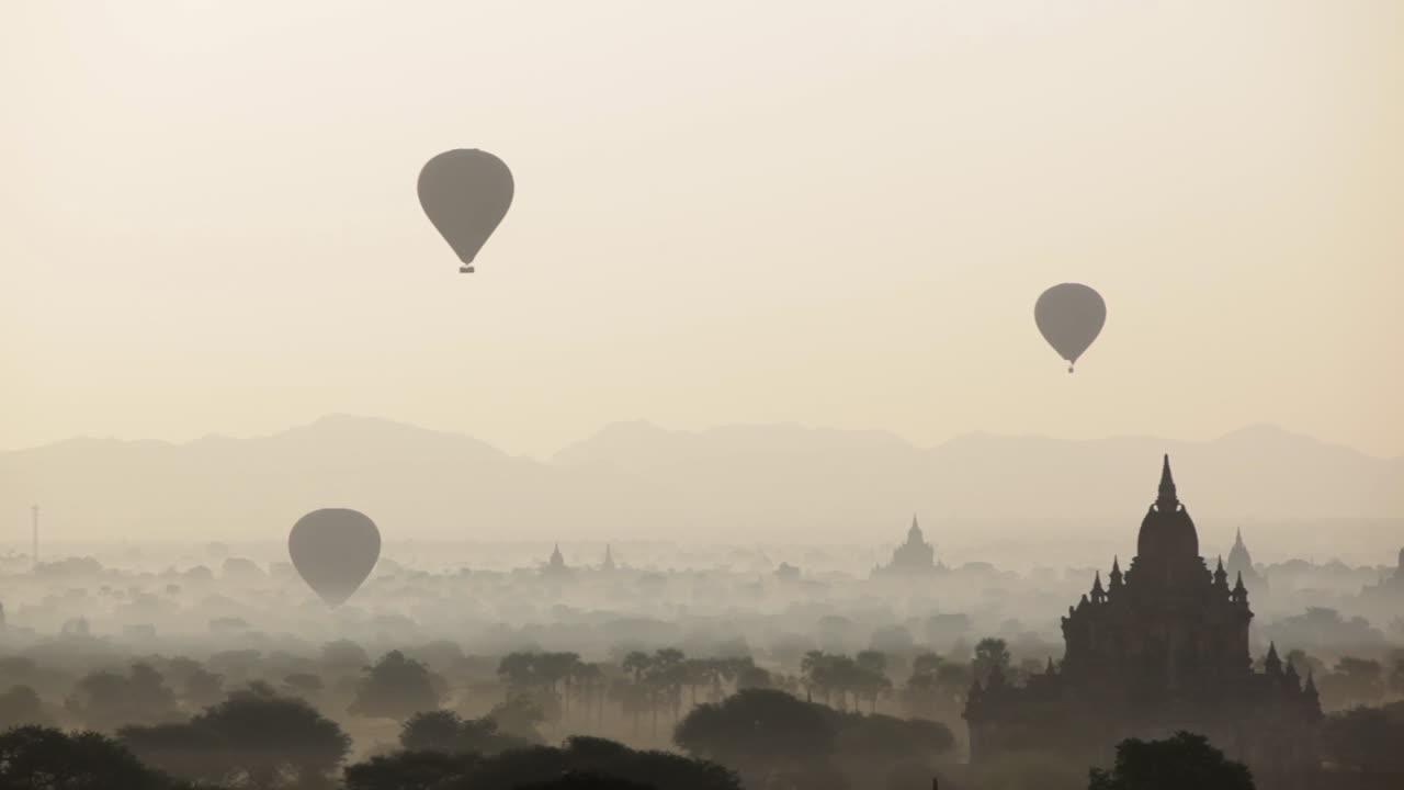 Mongolfiere si alzano vicino agli incredibili templi di Pagan Bagan, Birmania Myanmar 4