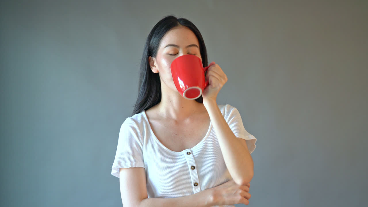 행복 한 얼굴과 커피 컵을 들고 손으로 젊은 아시아 여자