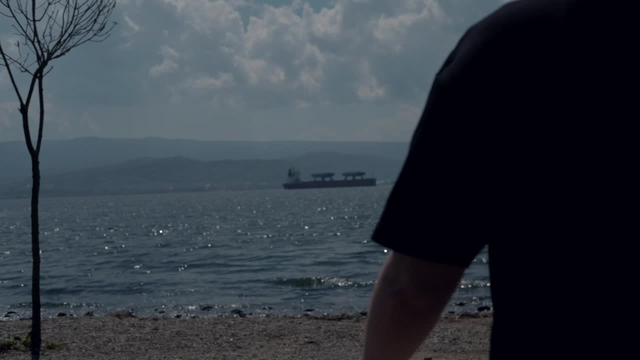 해변을 따라  ⁇ 고 있는 젊은이