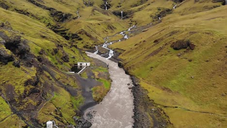 Antena-De-La-Piscina-Termal-Natural-Seljavallalaug-Con-Montañas-Espectaculares