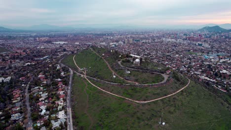 órbita aérea del cerro calan en la comuna de las condes, santiago, chile