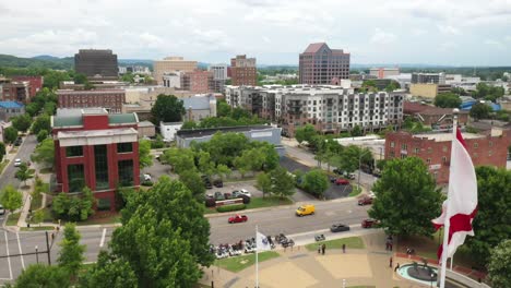 Huntsville,-Alabama-Skyline-Con-La-Bandera-Del-Estado-De-Alabama-Volando-Video-De-Drones