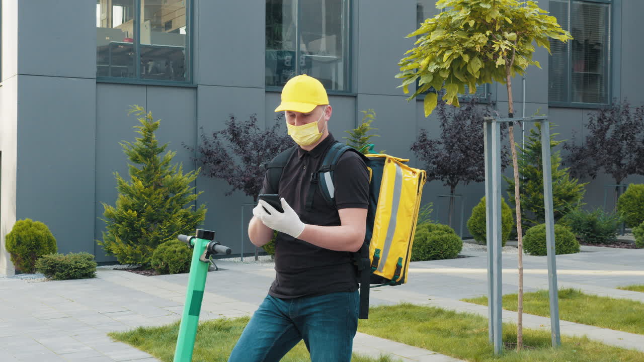 스마트폰을 사용하는 배달자