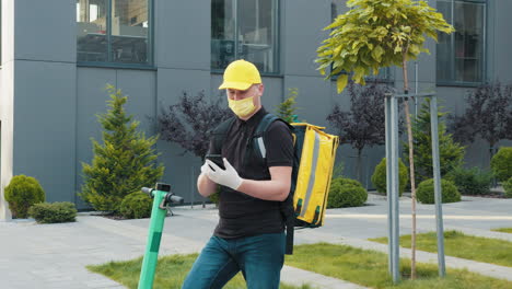 persona de entrega que utiliza un teléfono inteligente