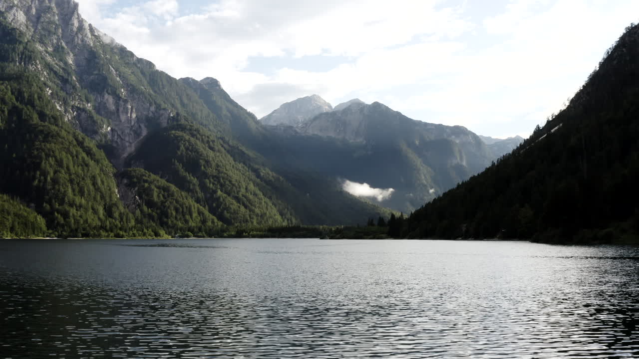 Paisagem serena do Lago da Montanha