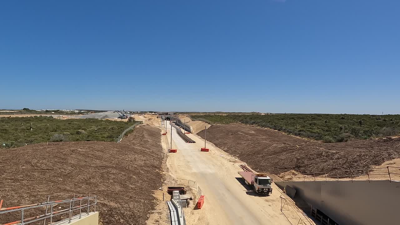 vista de la construcción de la extensión ferroviaria de yanchep caminando sobre el puente de la carretera romeo, alkimos perth