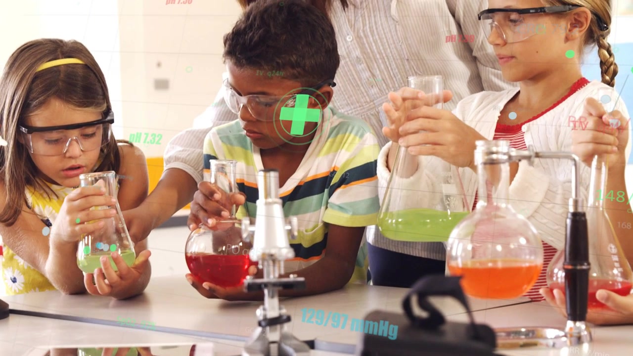 Insegnante che si china per guidare la classe mentre mescola fiaschette, con sovrapposizioni che mostrano colori liquidi per l'apprendimento scientifico