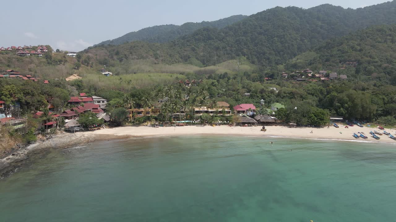 vuelo a la tranquila playa de turismo en la bahía de kantiang, koh lanta, tailandia