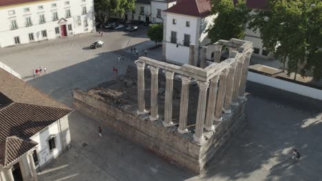 Überreste-Des-Diana-Tempels-Im-Zentrum-Des-Historischen-Évora,-Alentejo