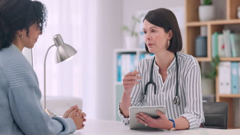 tableta, consulta y médico con el paciente