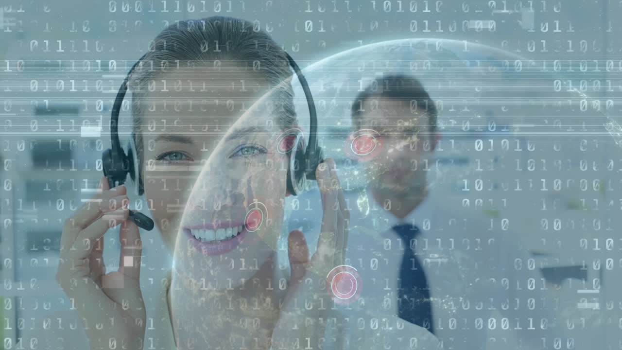 Elaborazione dati con codice binario su un'operatrice dell'assistenza clienti femmina caucasica che parla al telefono con auricolare.