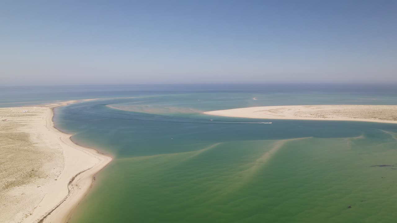 foto aérea de la isla de armona en olhão, portugal, mostrando playas prístinas y aguas turquesas