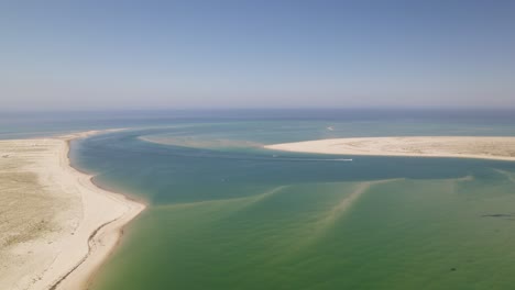 foto aérea de la isla de armona en olhão, portugal, mostrando playas prístinas y aguas turquesas