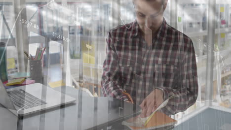 animación de múltiples gráficos sobre un empresario caucásico que usa una computadora portátil en la oficina