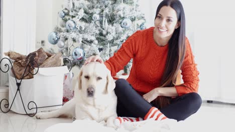 Mujer-Joven-Y-Su-Perro-Celebrando-La-Navidad.