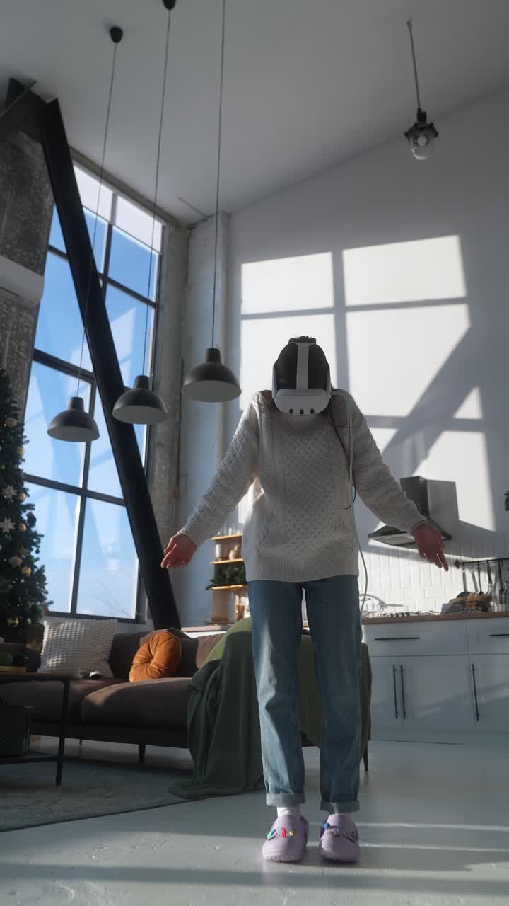 현대 가정에서 vr을 경험하는 여성
