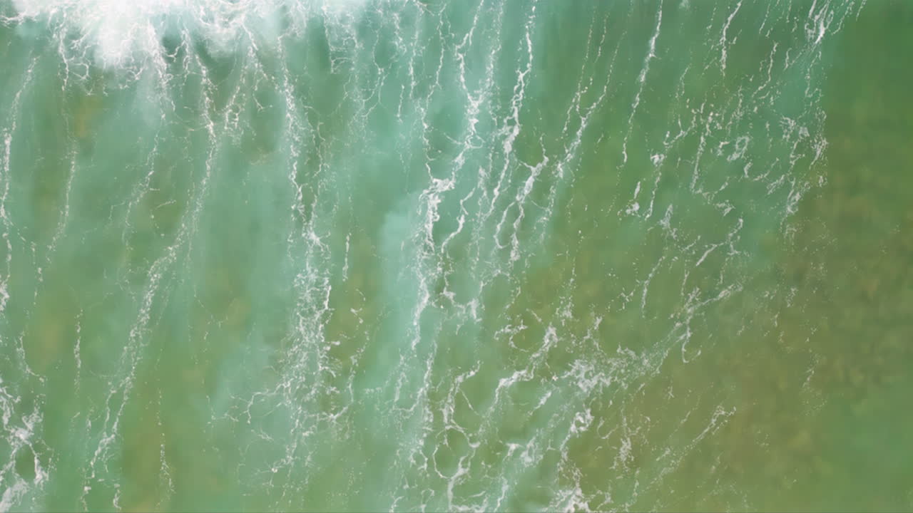 espuma blanca vertical del océano salpicando ondulando movimiento súper lento. agua de mar tormentosa