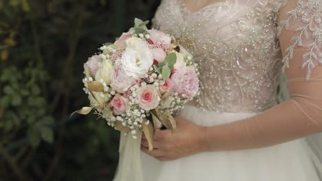 hermosa novia sosteniendo un ramo de bodas