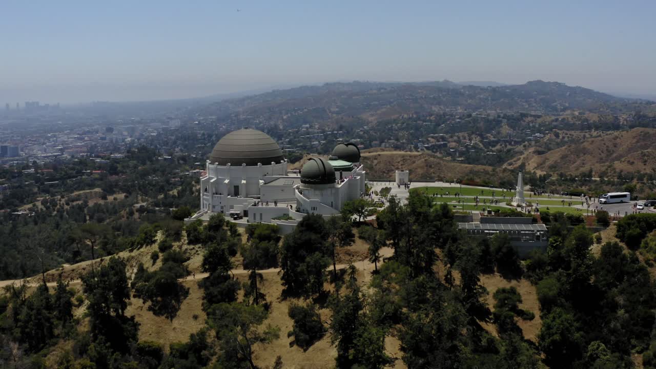 그리피스 천문대를 천천히 선회하는 공중 비디오