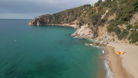 Costa-Brava-Con-Estas-Impresionantes-Imágenes-Aéreas-De-Una-Paradisíaca-Playa-Sin-Masificaciones-En-Tossa-De-Mar,-Gerona