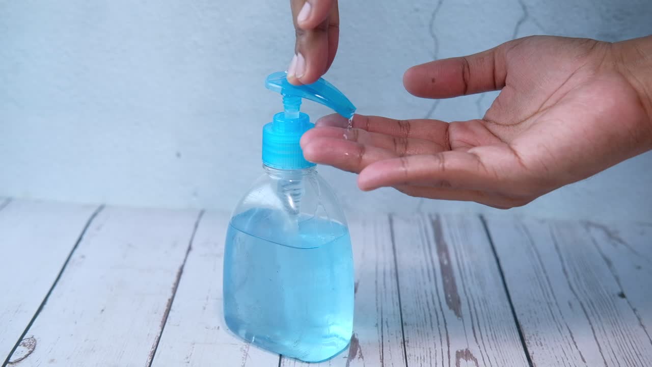 aplicación de desinfectante para las manos