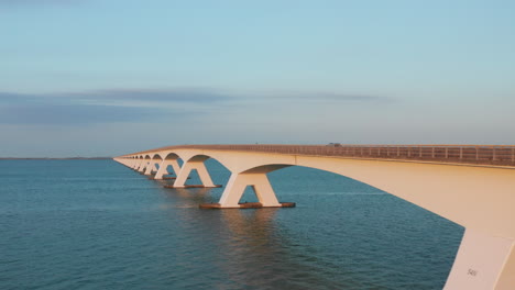 antena: el famoso zeelandbridge durante la puesta de sol