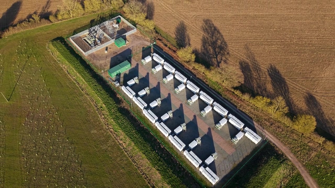 Letecký pohled z výšky na systém skladování energie z baterií nedaleko rozvodny Bramford