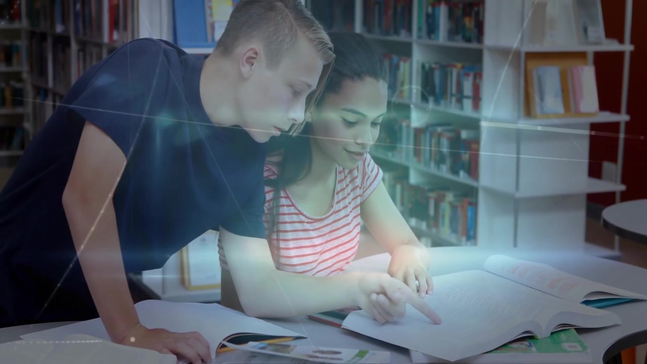Compagni di studio adolescenti che scansionano un libro di testo con una ragazza che indica una rete olografica scintillante in biblioteca