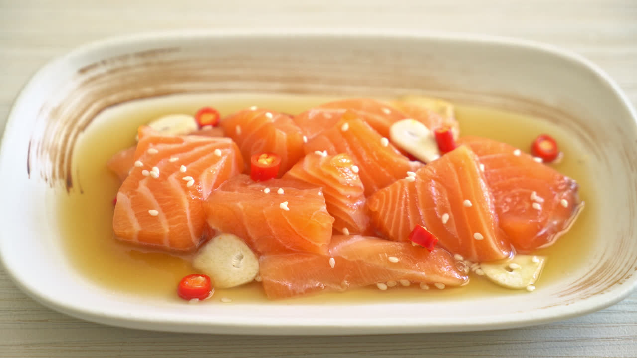 salmón fresco shoyu marinado crudo o salsa de soja en escabeche de salmón - estilo de comida asiática