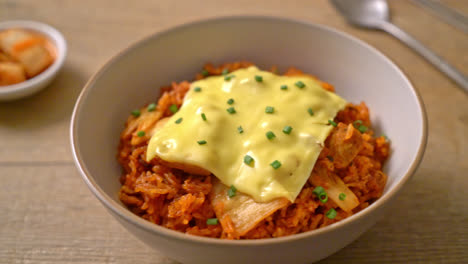 arroz frito con kimchi con carne de cerdo y queso coronado - estilo de comida asiática y de fusión