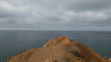 Magnífica-Vista-Desde-Una-Montaña-Con-Vistas-Al-Tranquilo-Y-Pacífico-Mar-Mediterráneo-Durante-Un-Día-Nublado