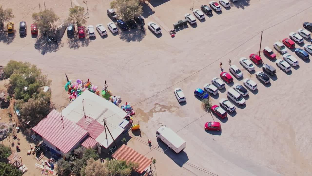 Massa bilar parkerade nära lokala företag i Rhodos, Grekland