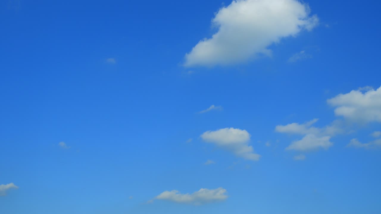 푸른 하늘과 부드러운 구름 시간 지연은 은 날 4k 영상입니다.