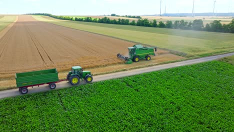 tractor trabajando en un campo agrícola - toma aérea de un dron