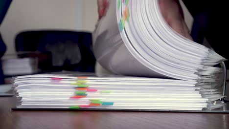 carpeta con documentos con pegatinas brillantes. enfoque selectivo. volviendo páginas. trabajo en la oficina.