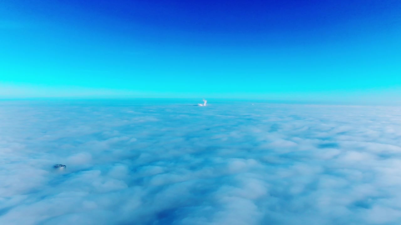 Paesaggio nuvoloso aereo su Riga, torre che emerge da una fitta nebbia