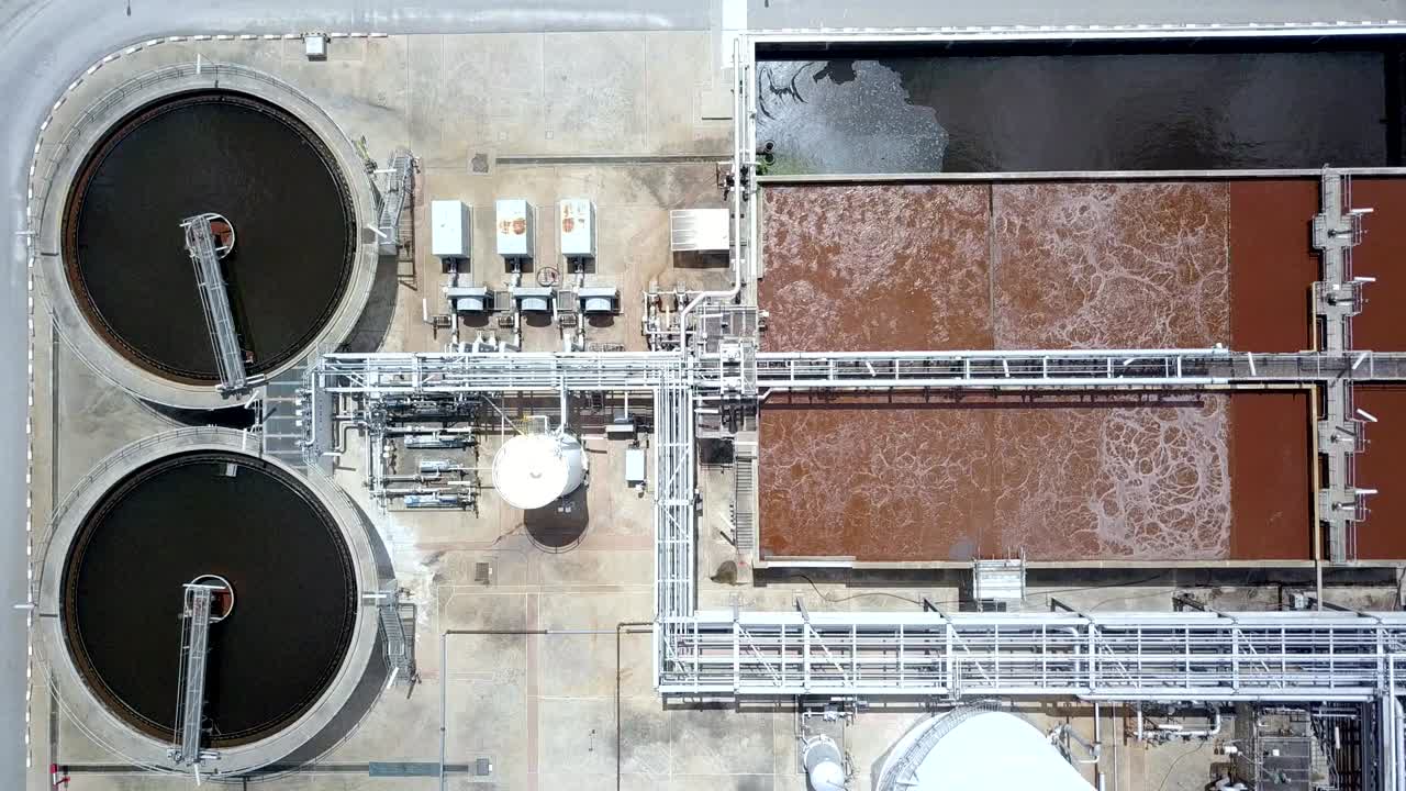 물 생산 시설의 물 필터링 시스템의 공중 사진