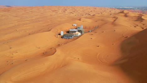 una foto de un dron de una tienda de campaña, camping en el desierto, omán