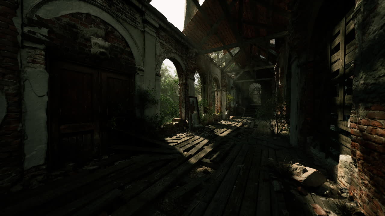 초록색 식물과 날씨로 인한 건축물을 보여주는 버려진 건물