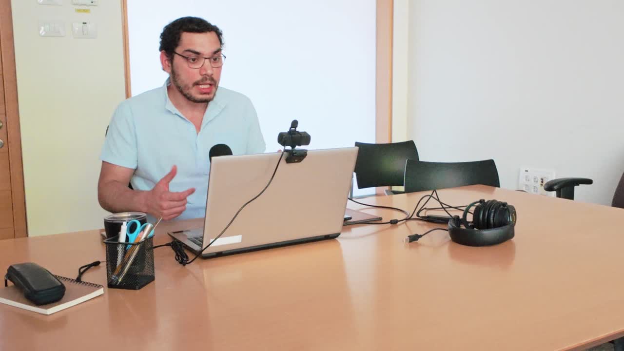 Lavoro di squadra a distanza: Uomo in videoconferenza